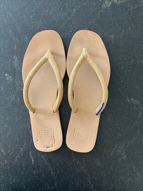 Rothy’s flip flop sandals beige with gold shimmer straps